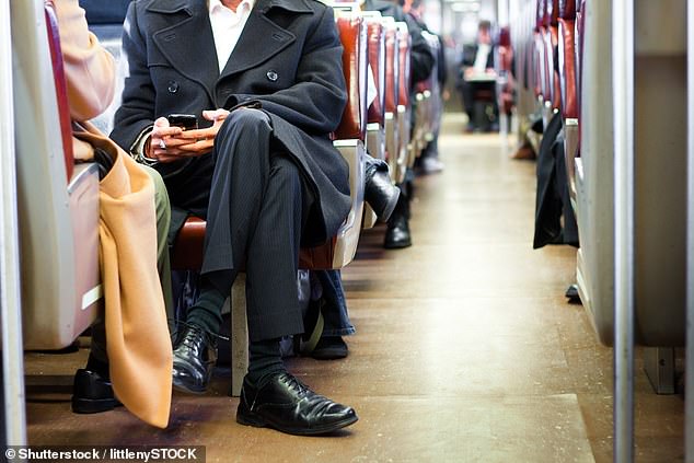 Ein junger Mann hat online eine Gegenreaktion ausgelöst, nachdem er enthüllt hatte, dass er sich geweigert hatte, seinen Sitzplatz in einem Zug für eine schwangere Frau aufzugeben (Aktenfoto)