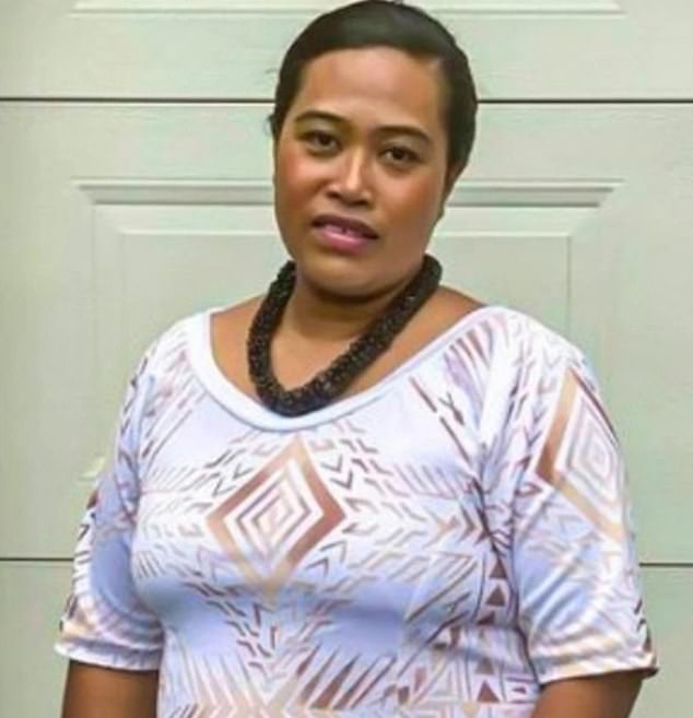 Frau Muliaga stammt ursprünglich aus Tonga, wo es Brauch ist, dass der Dorfvorsteher seine Angehörigen informiert