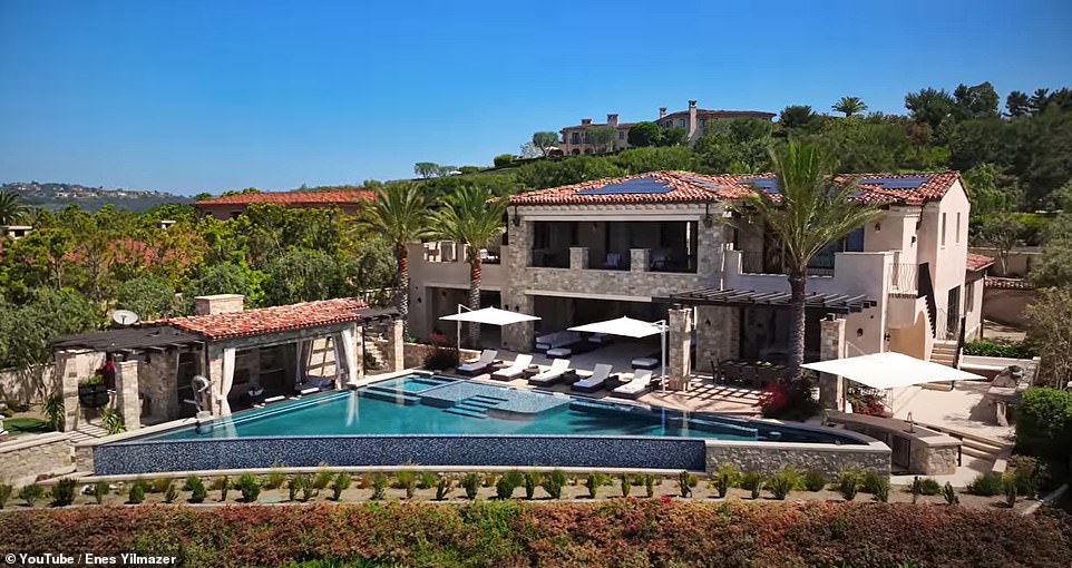 Der YouTuber und Immobilienexperte Enes Yilmazer erhielt Zugang zu einem Haus in der exklusiven Gegend Crystal Cove in Newport Beach, Kalifornien, das im Juli diesen Jahres den höchsten durchschnittlichen Verkaufspreis für Wohnimmobilien in den USA erzielte