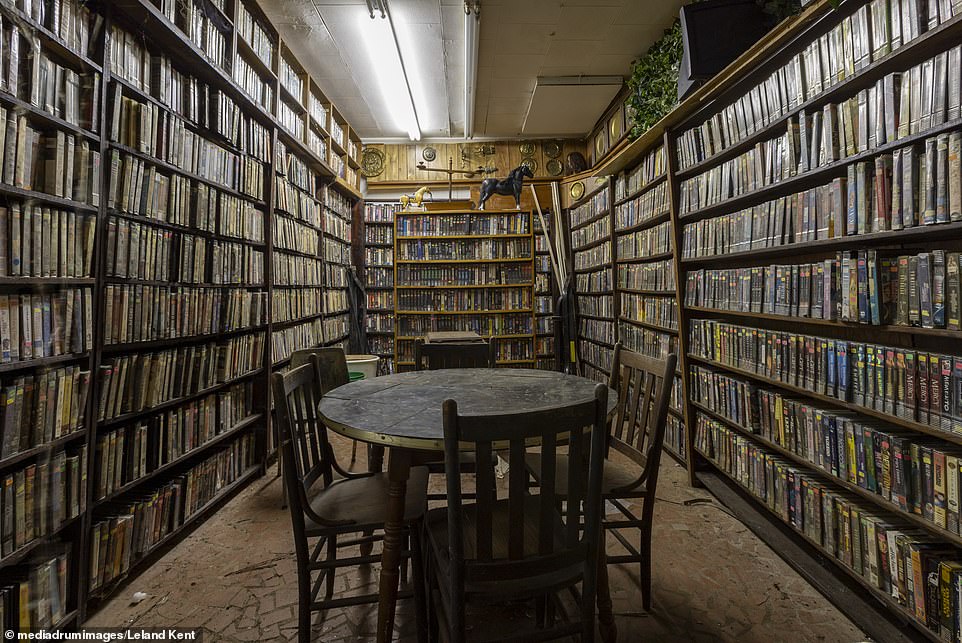 Eine faszinierende Fotoserie zeigt einen verlassenen Videoladen, dessen Regale immer noch sorgfältig mit Tausenden von VHS-Kassetten aus den 1980er und 1990er Jahren bestückt sind