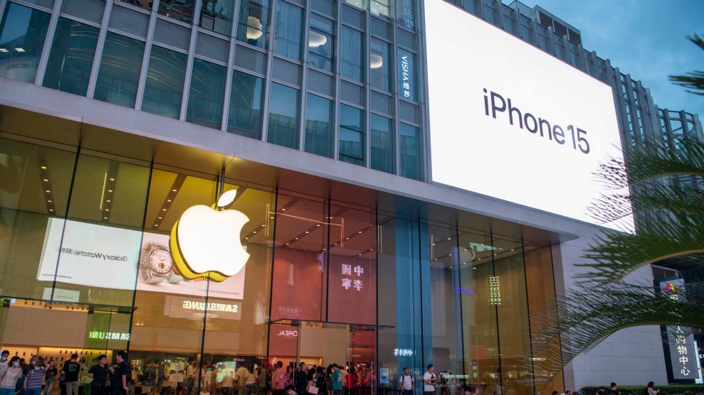 Die Vorderseite eines Apple Stores mit einem Apple-Logo und einem Bildschirm mit der Aufschrift „ "iPhone15"