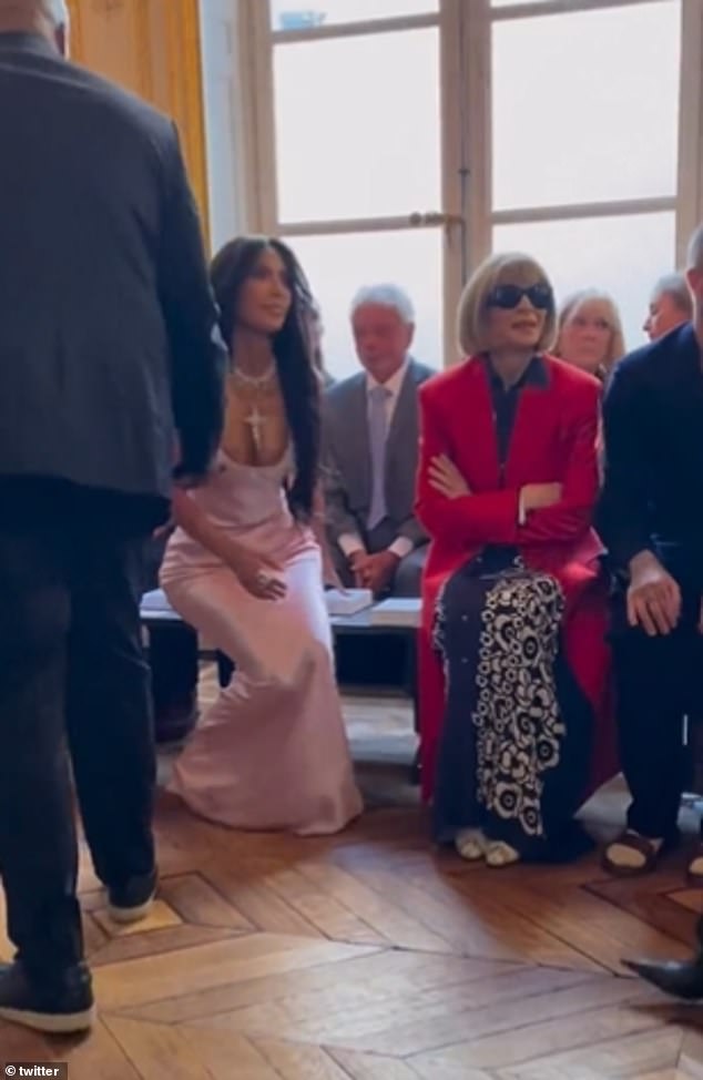 „Annas Körpersprache“: In einem Video kam der 42-jährige Reality-Star und setzte sich neben die 73-jährige Chefredakteurin der Vogue, die aussah, als hätte sie absichtlich ihre Sitze verschoben, um Kim auszuweichen