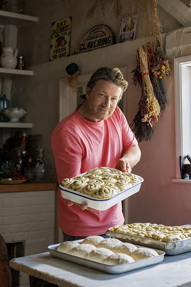 Der 48-jährige Jamie Oliver, der über ein geschätztes Nettovermögen von 200 Millionen Pfund verfügt und 27 Kochbücher geschrieben hat, hat verraten, dass er sich angesichts seiner Zeit wieder für ein Leben in „Anonymität“ entscheiden würde