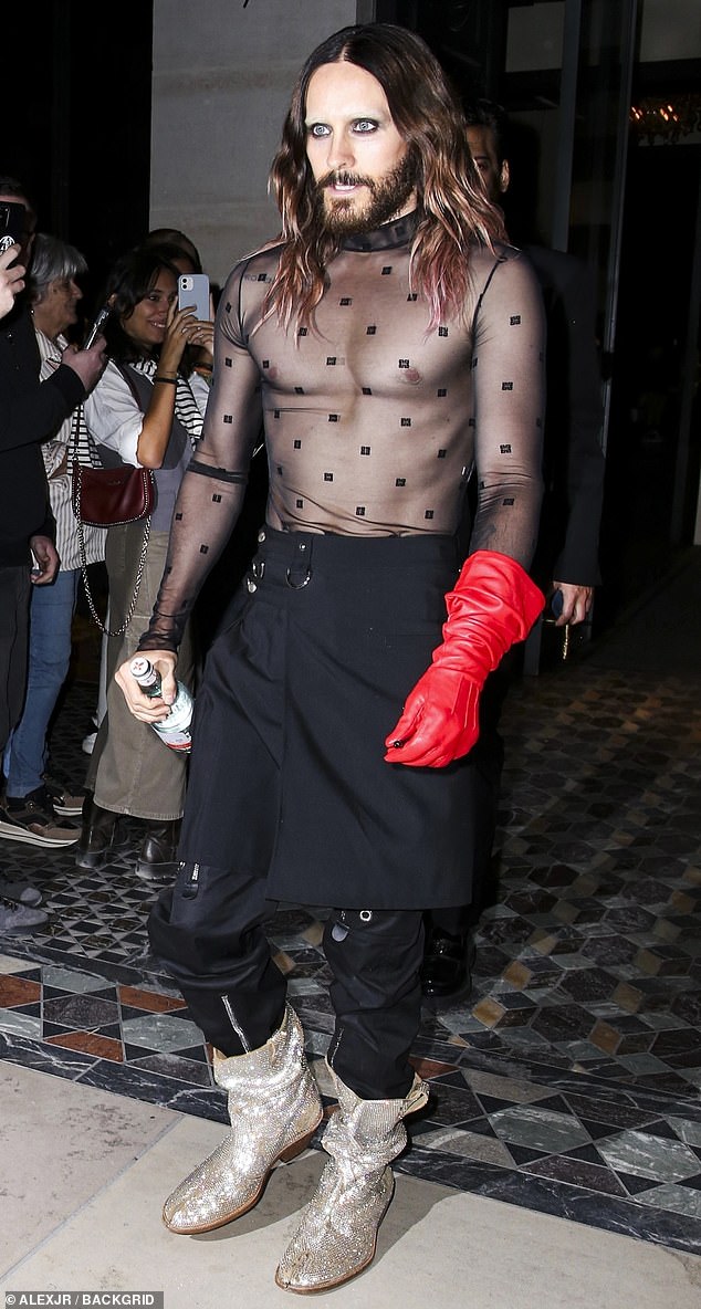 Bizarr: Jared Leto wurde am Samstagabend in einem bizarren Ensemble beim Verlassen eines Hotels in Paris abgebildet