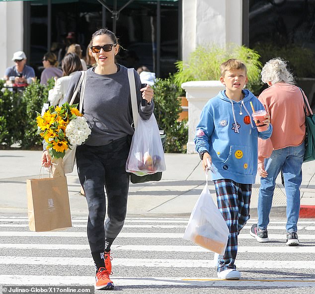 Tolle Zeit mit ihrem jüngsten Kind!  Jennifer Garner und ihr 11-jähriger Sohn Samuel Affleck haben sich am Sonntag auf einem Bauernmarkt unweit ihres 7,8 Millionen US-Dollar teuren Vier-Zimmer-Hauses in Brentwood Park mit frischen Blumen und Obst und Gemüse eingedeckt