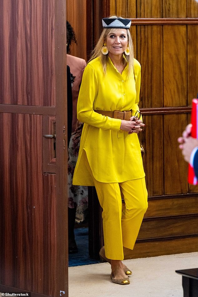 Königin Maxima der Niederlande sah heute in leuchtend gelben Kordeln typisch schick aus, als sie nach einer turbulenten Reise nach Südafrika mit ihrem Ehemann König Willem-Alexander in Kenia landete