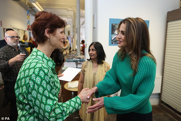Königin Rania von Jordanien schüttelte der Leiterin des Zentrums, Pauline Kersten, die Hand, nachdem sie Flüchtlinge aus dem Conway Education Center besucht hatte