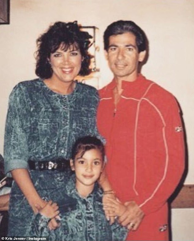 Familie: Auf einem Rückblickfoto waren Kim mit Kris und ihrem verstorbenen Vater Robert Kardashian Sr. aus den 1980er Jahren zu sehen, auf dem Kim und Kris passende, mit Säure gewaschene Jeans-Outfits tragen