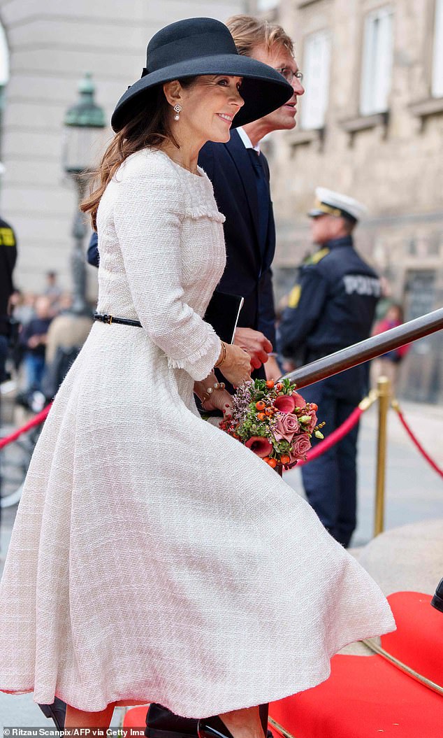Kronprinzessin Mary, 51, sah bei der Eröffnung des dänischen Parlaments in einem cremefarbenen Midikleid elegant aus