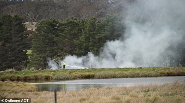 Ein Kleinflugzeug ist am Freitagnachmittag im Nordosten von Canberra abgestürzt (Bild), bevor das Flugzeug in Flammen aufging