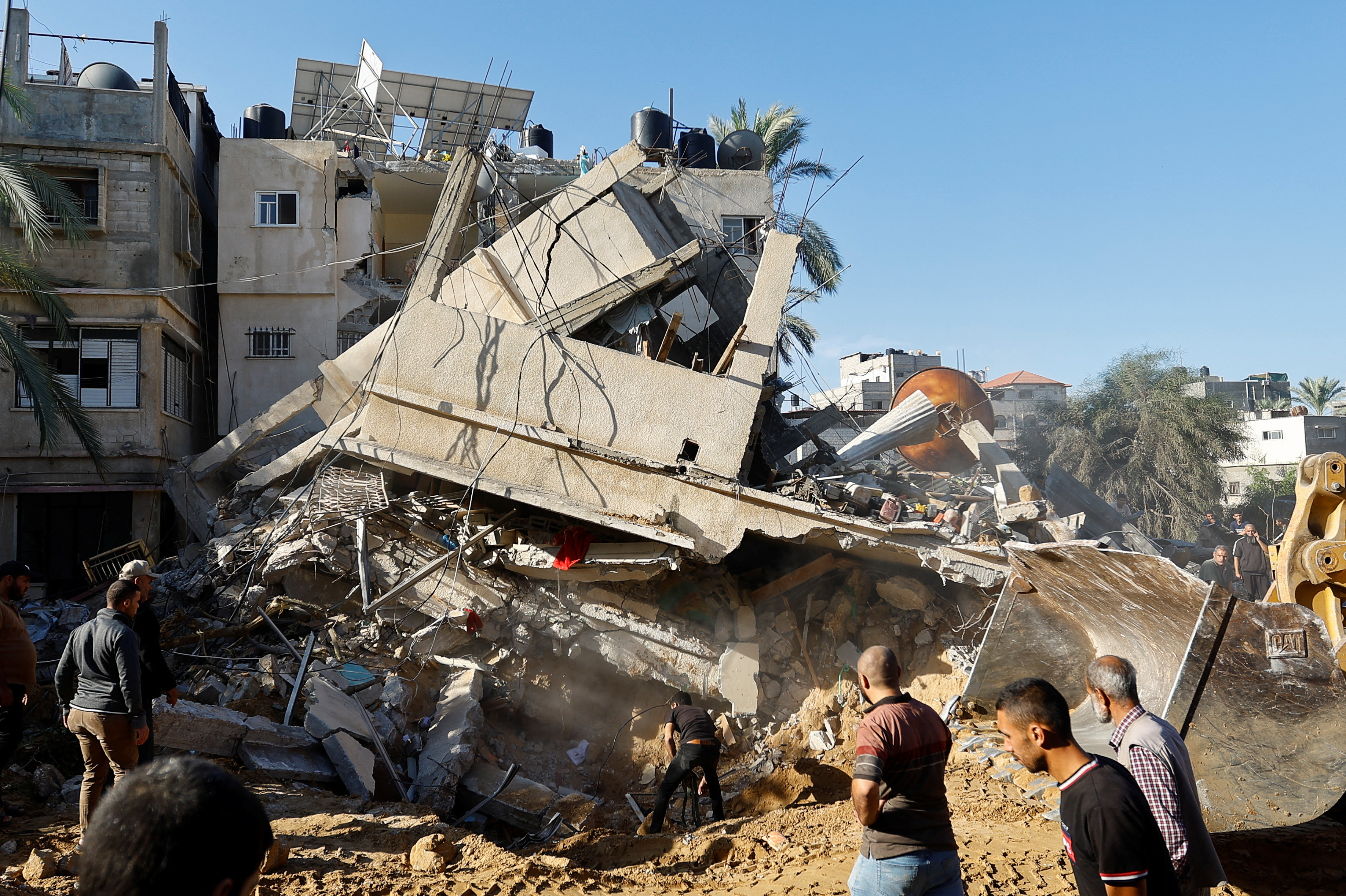 Palästinenser suchen am Ort eines israelischen Angriffs auf ein Haus in Khan Younis nach Verletzten