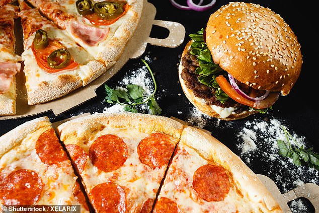 In der Studie von UCLA-Forschern wurden den Teilnehmern Bilder von ungesunden Lebensmitteln wie Pizza und Burgern sowie gesünderen Lebensmitteln wie Salat und Obst gezeigt