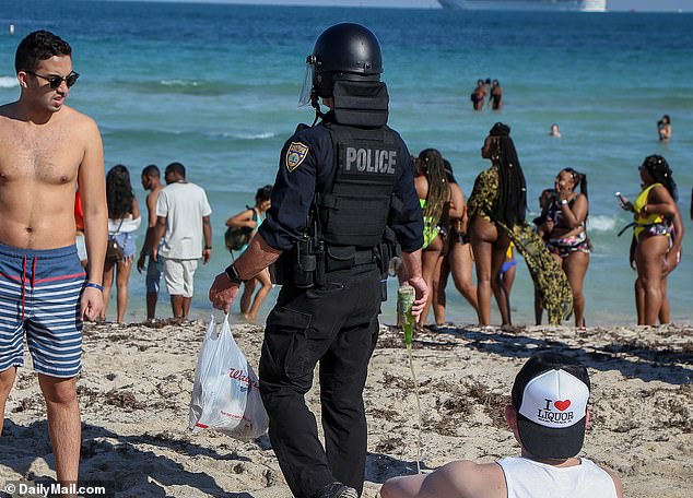 Eine neue Studie ergab, dass Testpersonen, denen Alkohol verabreicht wurde, mit einer um 4 Prozent höheren Wahrscheinlichkeit darüber nachdachten, einer anderen Person oder einem Tier Schaden zuzufügen, und mit einer um fast 7 Prozent höheren Wahrscheinlichkeit, sich an „unreinen“ Handlungen zu beteiligen.  Oben: Die Polizei von Miami nimmt den Spring Breakern im Jahr 2019 den Alkohol weg