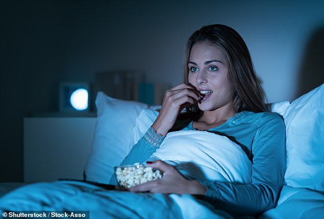 Studien zeigen, dass der Verzehr von Snacks zu kurz vor dem Schlafengehen zu einer Gewichtszunahme, erhöhtem Hungergefühl und dazu führen kann, dass der Körper Kalorien langsamer verbrennt
