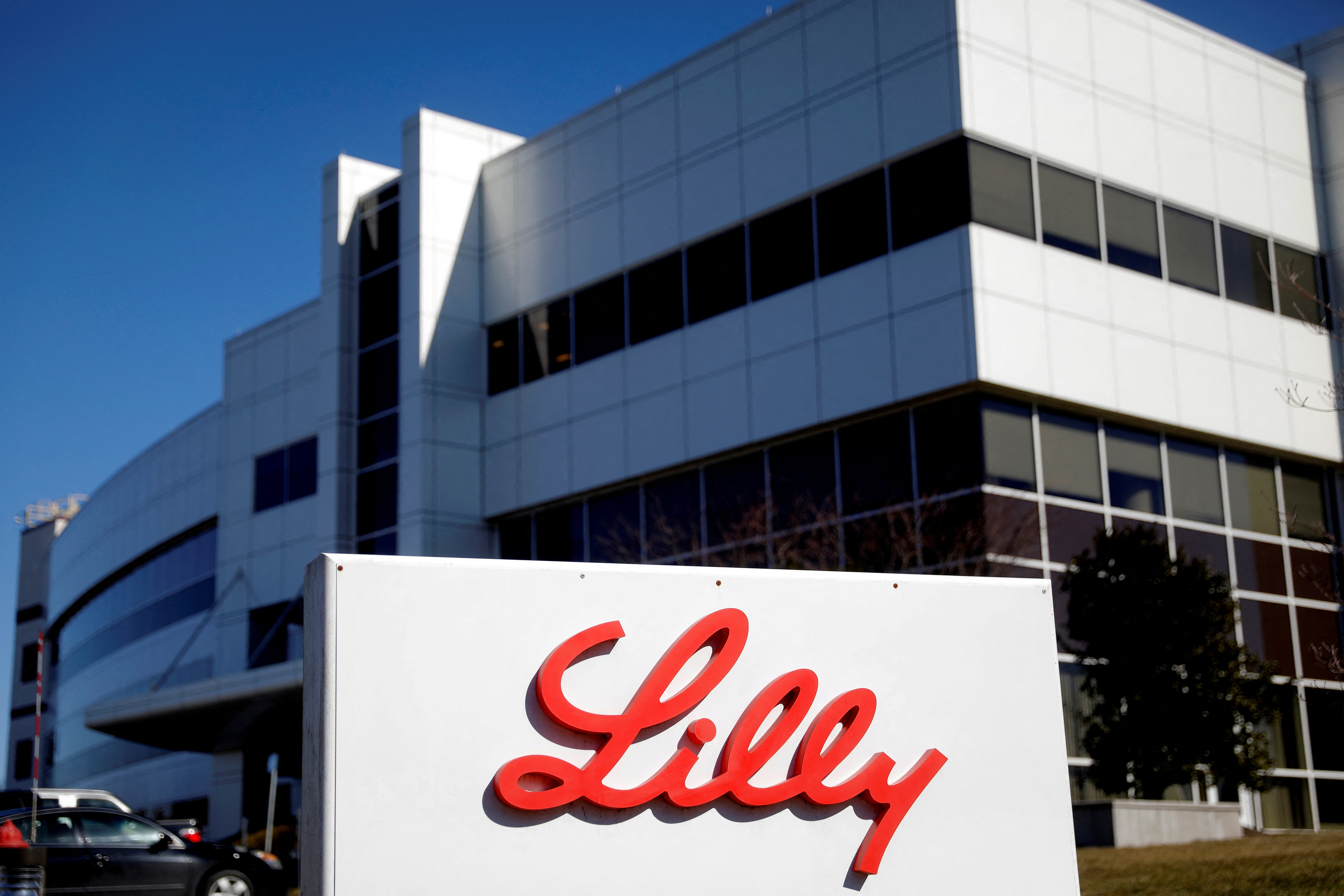 Abgebildet ist eine pharmazeutische Produktionsanlage von Eli Lilly and Company in Branchburg, New Jersey