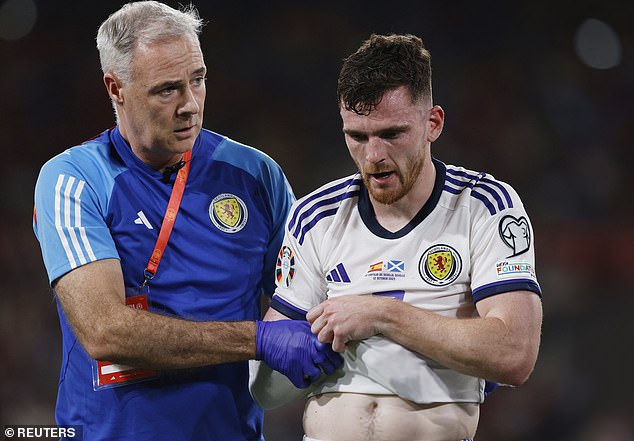 Andy Robertson wird sich einer Operation unterziehen, nachdem er sich bei einem Spiel für Schottland an der Schulter verletzt hat