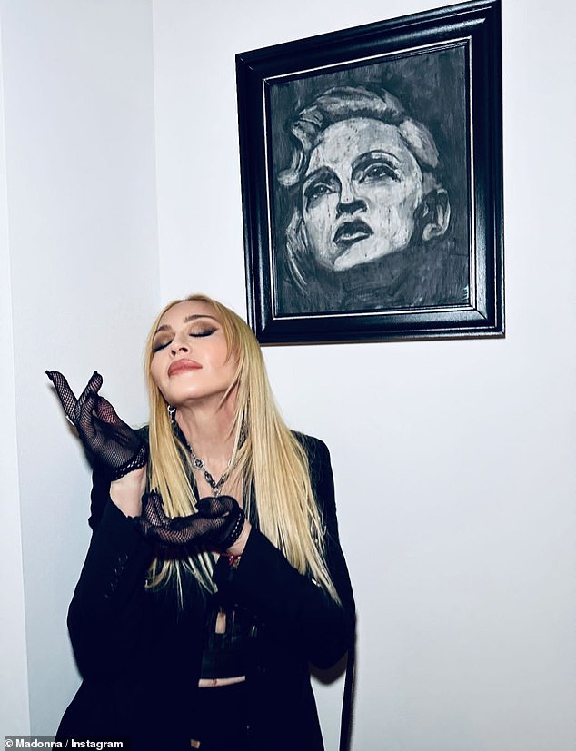 Madonna lobte ihren Sohn Rocco Ritchie, als sie am Donnerstag seine Kunstausstellung im Frieze in London besuchte