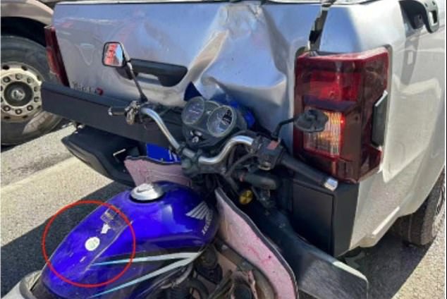 Ein Team des Tongji Medical College schrieb, dass der Unfall zu einem „gewaltsamen Aufprall“ zwischen dem Perineum des Mannes und dem Kraftstofftank des Motorrads (eingekreist) geführt habe – eine sogenannte Grätsche-Verletzung