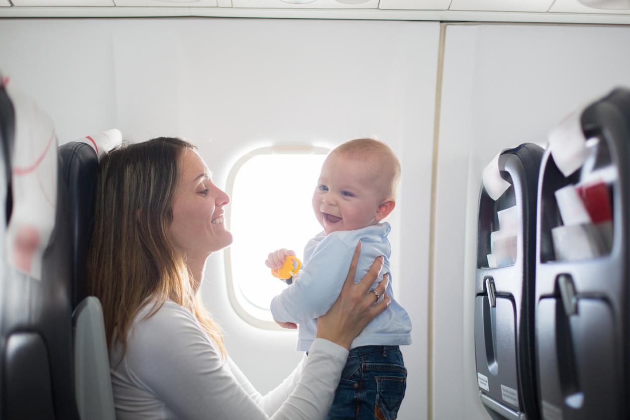 Mann weigert sich, seinen Sitz im Flugzeug an seine frischgebackene Mutter und sein Baby zu überlassen – die Leute sagen, er habe Recht
