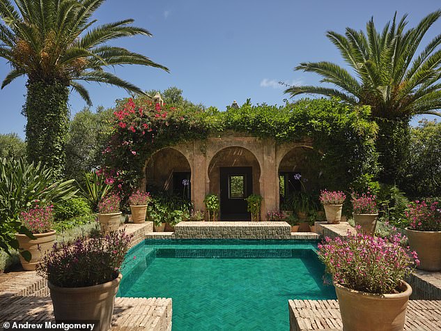 Im großen Stil: Glenys Roberts checkt in der Villa Mabrouka in Tanger, Marokko, ein.  Das Anwesen, das ehemalige Zuhause der Modelegende Yves Saint Laurent, ist heute ein „fabelhaftes“ Hotel