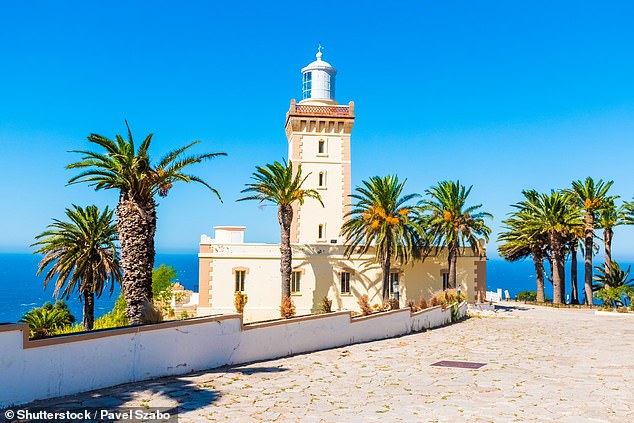 Die oben abgebildete legendäre „weiße Stadt“ Tanger wurde nach ihren funkelnden Fassaden benannt, die sich vor dem ewig blauen Himmel abheben, verrät Glenys