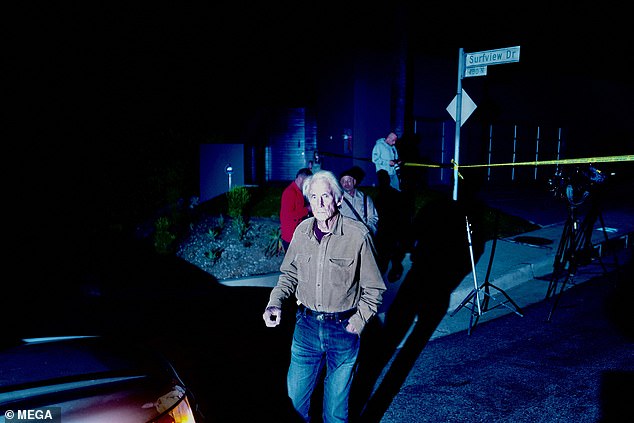 Matthew Perrys Vater, 82, wurde gesehen, wie er nur wenige Stunden nach dem Tod des „Friends“-Stars verzweifelt im Haus seines Sohnes in Los Angeles ankam.  Quellen sagten, er sei im Whirlpool des Hauses gefunden worden, am Tatort seien jedoch keine Drogen gefunden worden – und es gebe keine Hinweise auf ein Verbrechen
