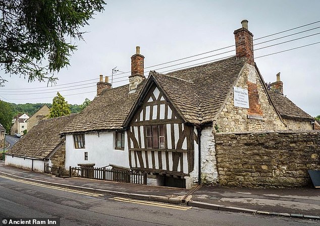 Dieses heruntergekommene Gasthaus in der Stadt Wotton-under-Edge in Gloucestershire gilt als das am meisten heimgesuchte Gebäude Großbritanniens.  Laura Sanders hat eingecheckt