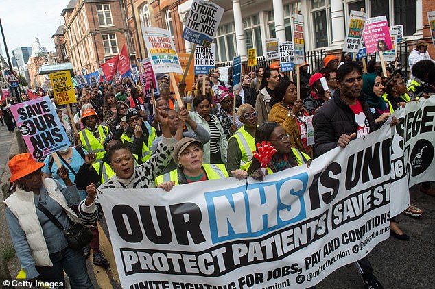 NHS-Chefs haben in diesem Herbst nach einer Welle schädlicher Streiks eine zusätzliche Milliarde Pfund gefordert, um eine „tiefgreifende Finanzkrise“ abzuwenden (im Bild: BMA- und UNIT-Gewerkschaften marschieren letzte Woche)