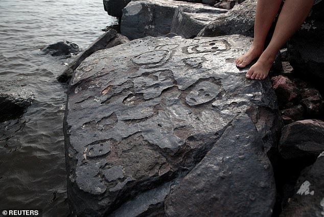 Die zuvor verborgenen Petroglyphen wurden an einem Flussufer entdeckt, nachdem eine extreme Dürre letzte Woche dazu geführt hatte, dass der Wasserstand auf den niedrigsten Stand seit 121 Jahren gesunken war