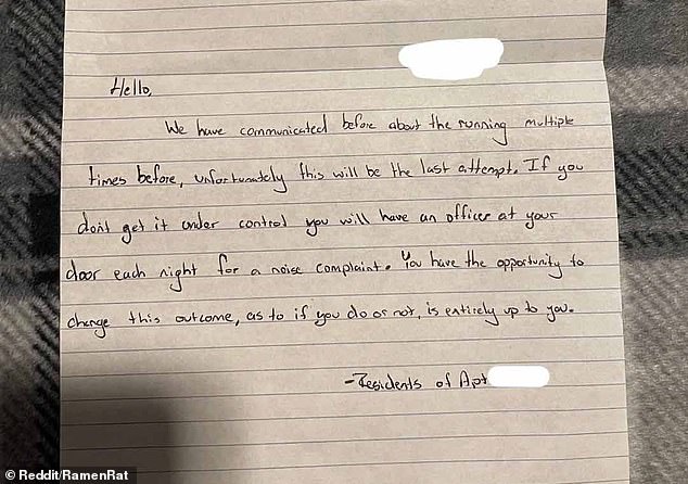 Eine anonyme Frau, vermutlich Amerikanerin, erzählte Reddit, dass das verärgerte Paar von nebenan eine Nachricht geschickt habe, in der sie gebeten wurde, ihren dreijährigen Sohn zum Schweigen zu bringen, sonst müsste sie jeden Abend vor ihrer Tür einem Polizisten gegenüberstehen