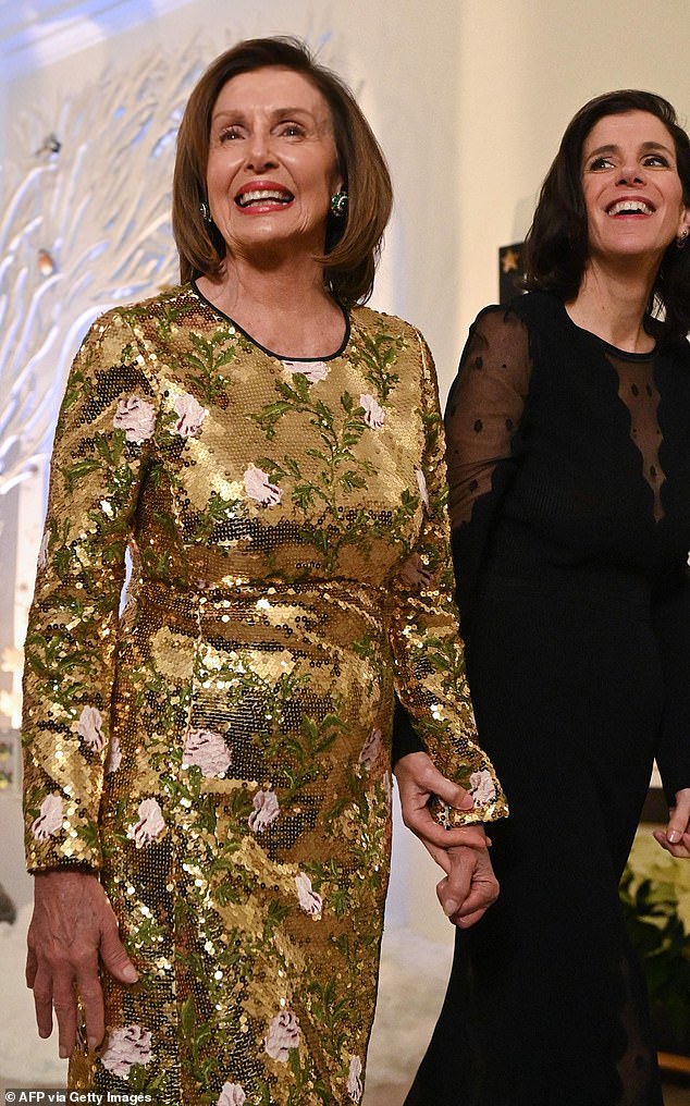 Alexandra abgebildet mit ihrer Mutter Nancy Pelosi im Dezember 2022 im Weißen Haus