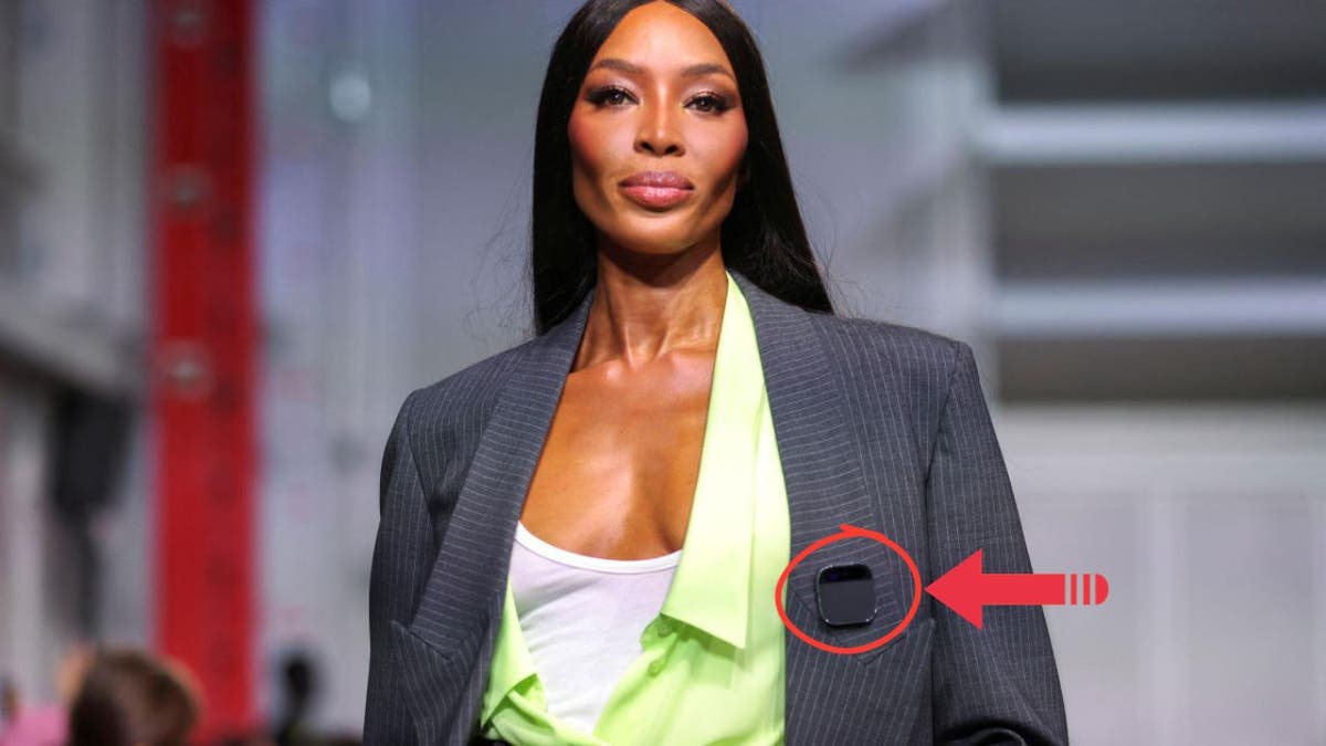 Naomi Campbell trägt eine Anstecknadel, die KI nutzt.