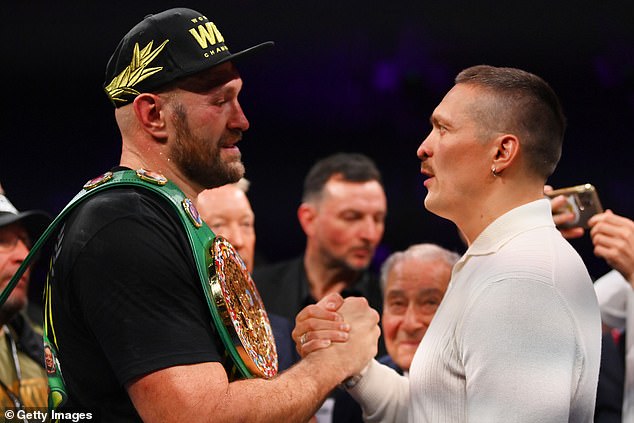 Tyson Fury und Oleksandr Usyk geben sich im Ring die Hand, nachdem der Gypsy King mit einem wenig überzeugenden Split-Decision-Sieg über den ehemaligen MMA-Kämpfer Francis Ngannou gewonnen hat