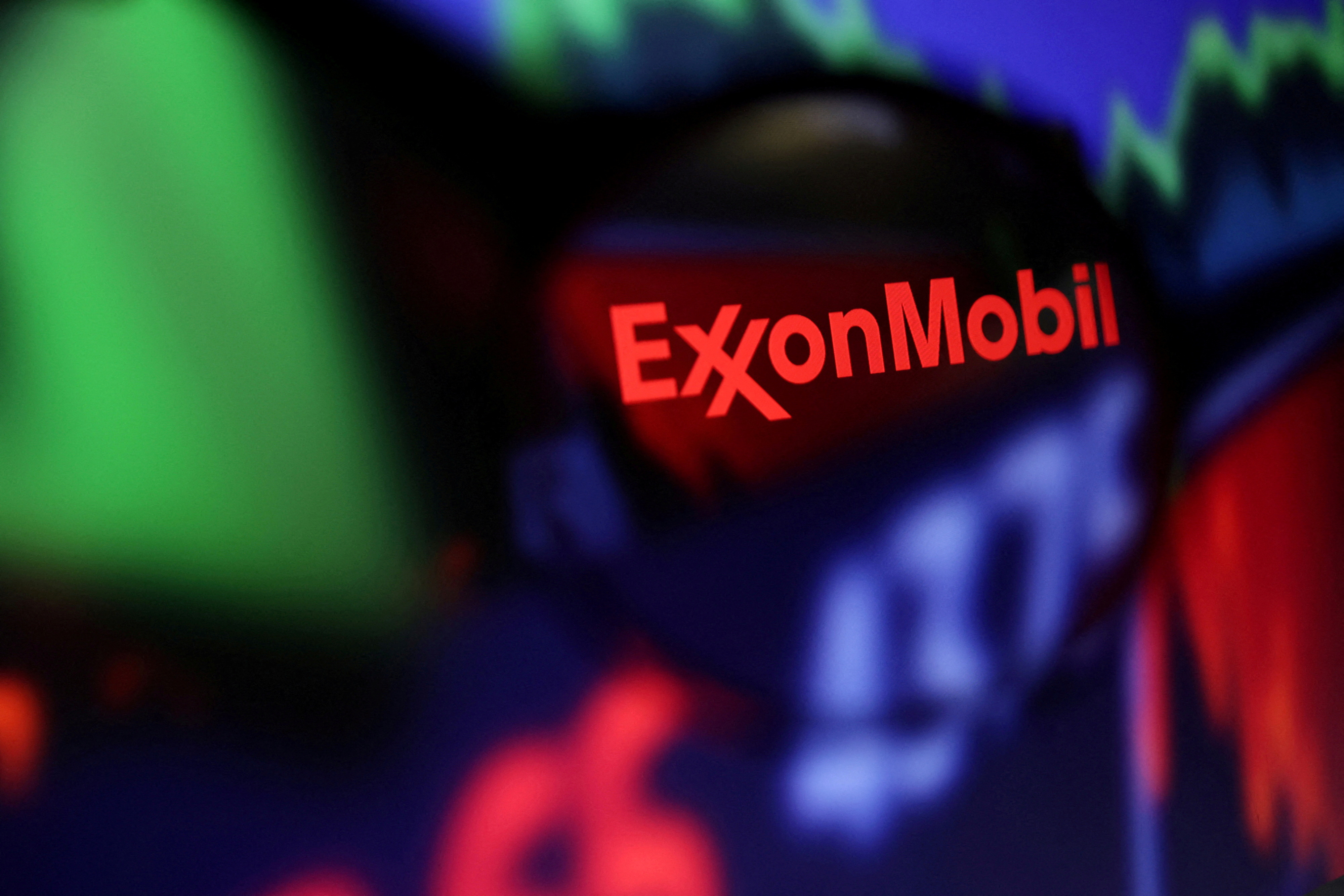 Die Abbildung zeigt das Exxon Mobil-Logo und das Aktiendiagramm