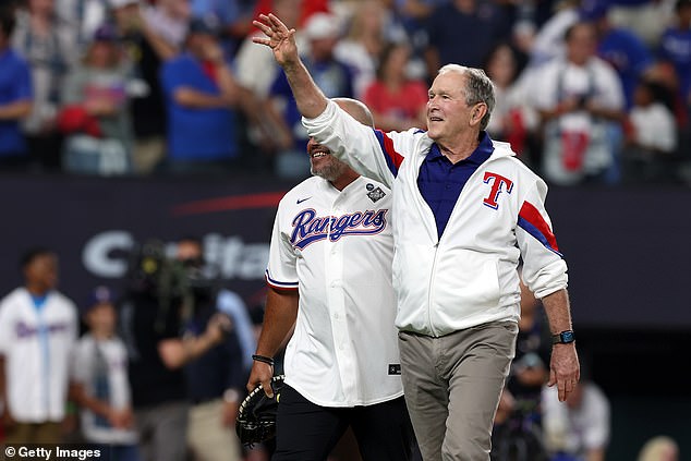 Ehemaliges Mitglied der Texas Rangers Ivan Rodriguez und ehemaliger US-Präsident George W. Bush