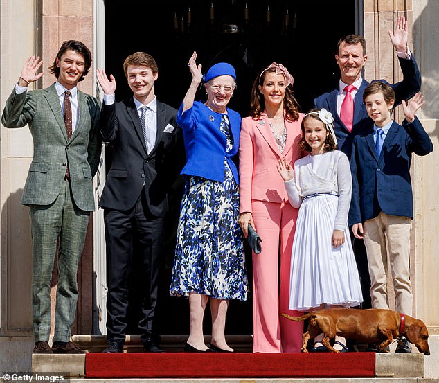 Königin Margrethe von Dänemark und Prinzessin Marie mit Prinz Joachim und seinen Kindern am 30. April 2022 in Fredensborg
