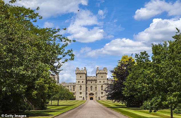 Der schelmische König wird beaufsichtigt, während er mit seinen Rädern eine Spritztour auf dem 100 Hektar großen Privatgrundstück von Windsor Castle macht
