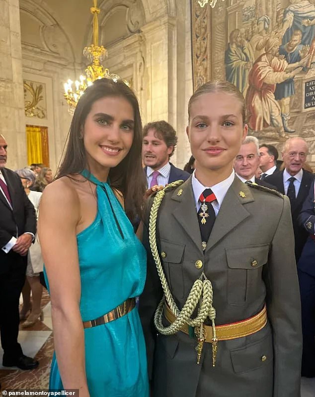 Die Prinzessin zeigte in gewisser Weise, dass sie ein typischer Teenager ist, als sie bei der königlichen Gala in Madrid Selfies mit Freunden machte.  Sie machte auch ein Foto mit den Gewinnern der Princess of Girona Foundation sowie dem in Madrid lebenden Model Pamela Montoya Pellicer (im Bild).