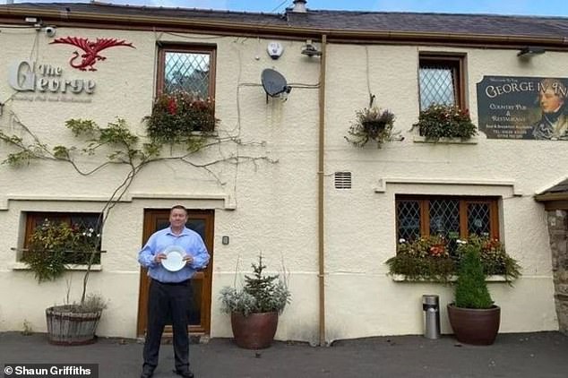 Shaun Griffiths, der das George IV Inn in Powys, Wales, betreibt, schlug einen Kunden an, der Essen von der All-you-can-eat-Fleischbuffet mit nach Hause nehmen wollte