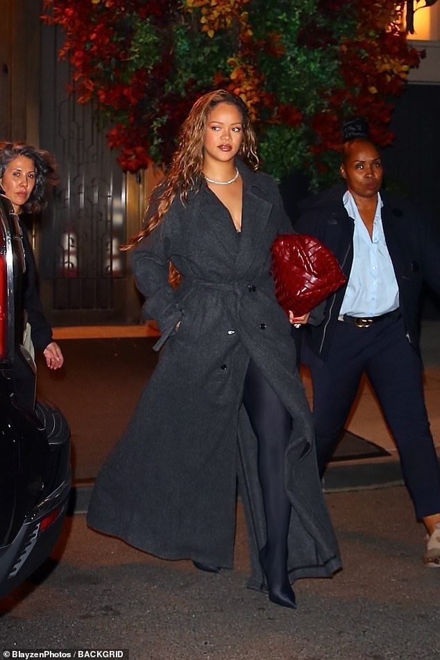 Zeitlos: Die neunfache Grammy-Gewinnerin Rihanna sah in einem langen schwarzen Mantel und oberschenkelhohen Stiefeln so edel wie eh und je aus, als sie am Montagabend in New York City zum Abendessen ausging