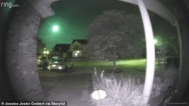 Ein grüner Feuerball, der im Juli in Louisiana durch den Himmel raste, wurde mit einer Ringkamera eingefangen – und er löste bei Einheimischen UFO-Panik aus, die glauben, es könnte ein Zeichen von Außerirdischen gewesen sein