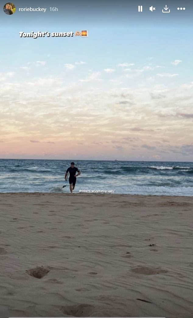 Der 19-jährige Rorie postete am Montag auf Instagram ein Bild eines hemdlosen Roberts, der seine muskulöse Figur zur Schau stellt, als er in der Abenddämmerung mit seinem Surfbrett aus dem Meer auftaucht