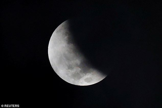 Spektakel: Der heutige Vollmond „Hunter’s Moon“ wird in den Schatten der Erde treten und eine partielle Mondfinsternis auslösen, die von 20:35 bis 21:52 BST in ganz Großbritannien und Europa sichtbar sein wird