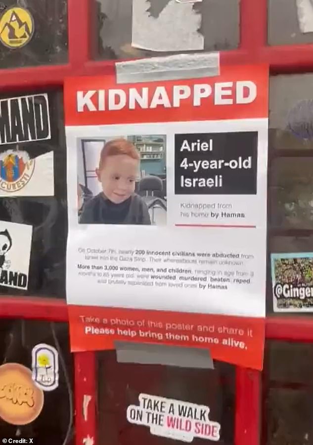 Eines der Plakate zeigt den vierjährigen Ariel, dessen Entführung zusammen mit seinem Monate alten kleinen Bruder Kfir und ihrer Mutter Shiri Silberman-Bibas die Welt entsetzte