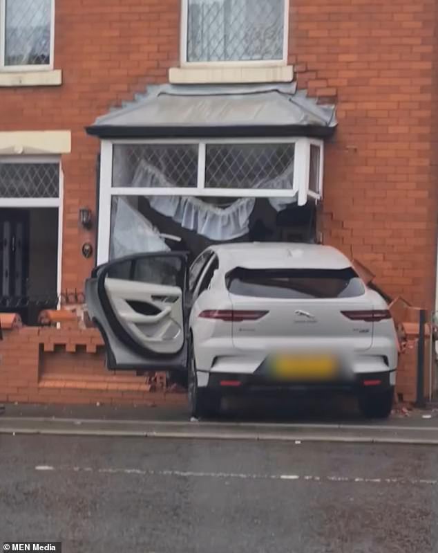 Schockierende CCTV-Aufnahmen zeigen den Moment, in dem ein Jaguar an einer Mutter vorbeirast, die einen Kinderwagen schiebt, und in die Vorderseite eines Hauses im Norden von Manchester pflügt
