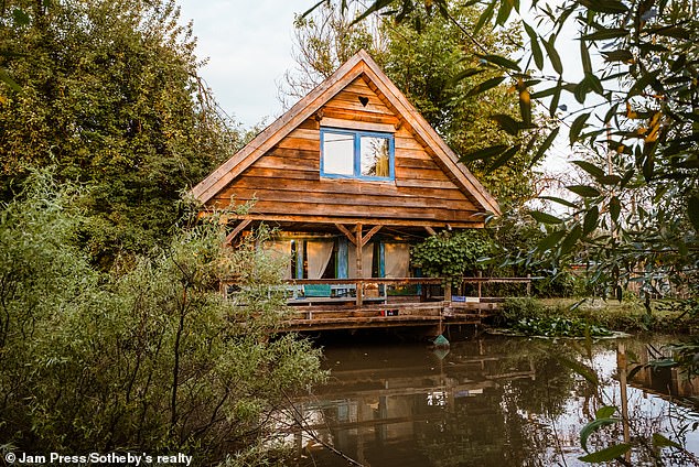 Die Immobilienagentur Sotheby's hat Feresti, ein treffend benanntes Dorf in Feresti, Kreis Maramures, Rumänien, für 650.000 £ gelistet