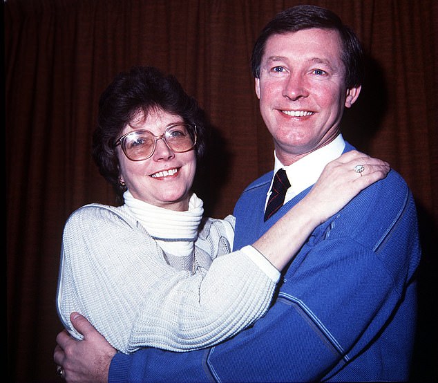 Cathy und Alex Ferguson umarmen sich auf einem undatierten Foto.  Sie waren seit 1966 verheiratet