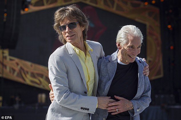 Trauer: Sir Mick Jagger hat zugegeben, dass er immer noch „viel“ an seinen verstorbenen Bandkollegen Charlie Watts (beide im Oktober 2014 abgebildet) denkt und erzählt, wie er den „lakonischen Humor“ seines Freundes vermisst.