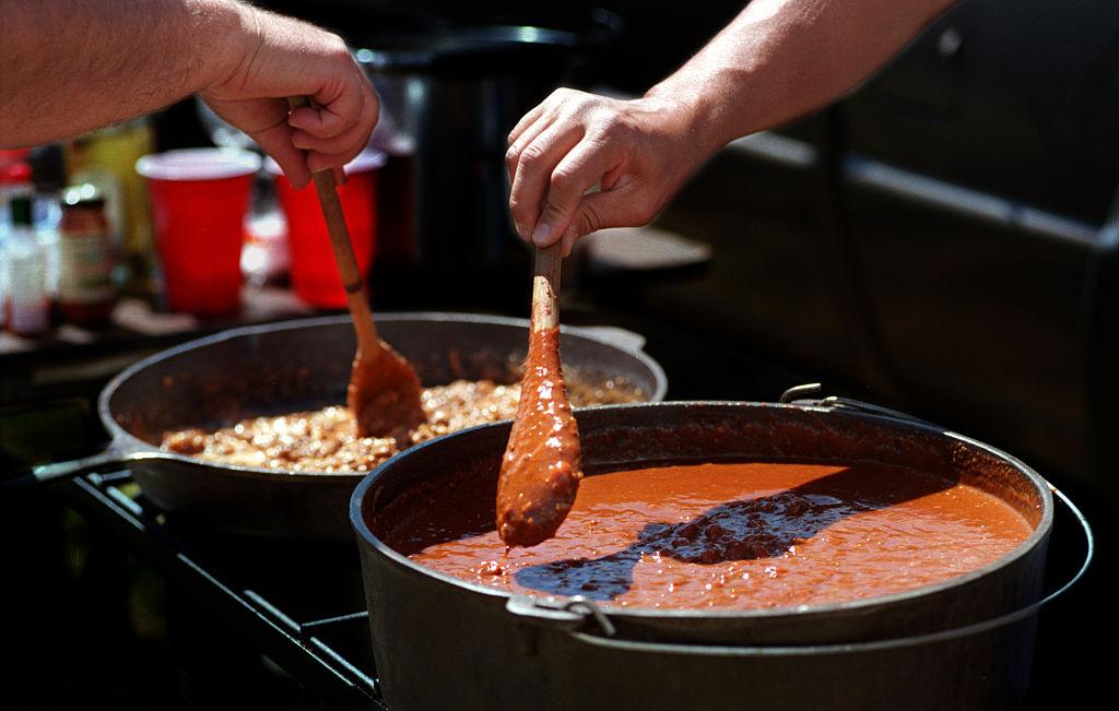 Ein Chili-Koch-PFF, der während der Conejo Valley Days im Conejo Creek Park in Thousand Oaks stattfand.