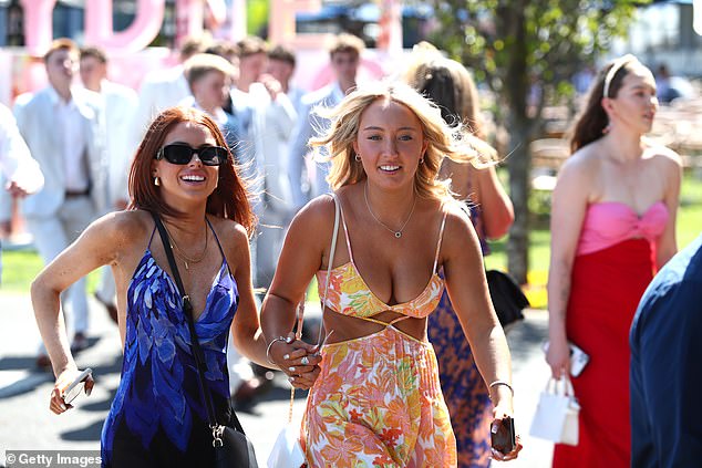Ein gewagter neuer Trend hat Einzug gehalten: Frauen tauchen in ausgeschnittenen Kleidern auf, während die Temperaturen am Samstag in Sydney warme 29 °C erreichen